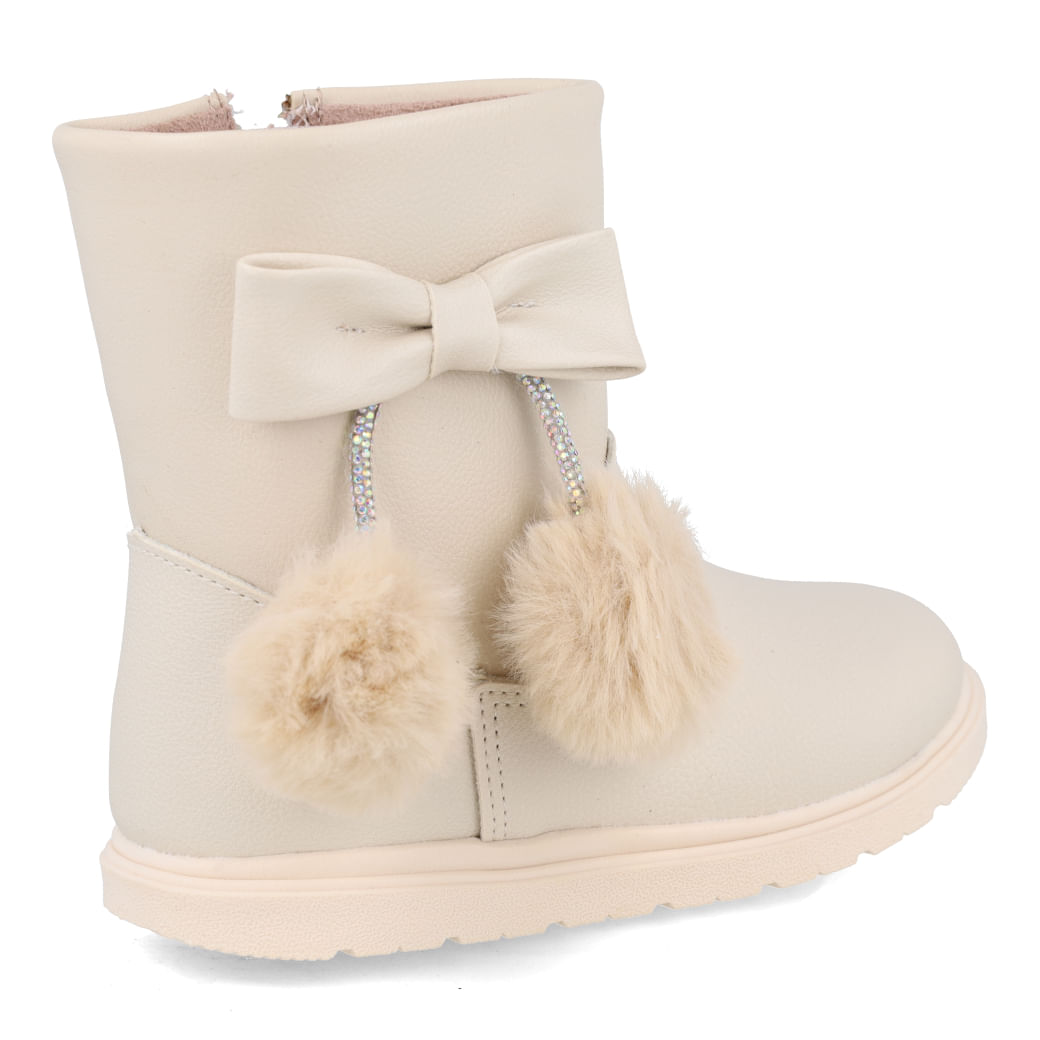 Detalhe da bota infantil off-white com acabamento delicado